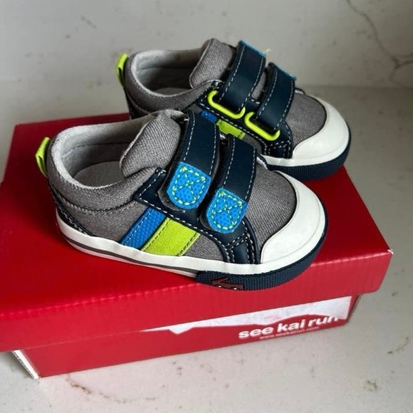 See Kai Run Russell Sneakers size 4 - Picture 1 of 3